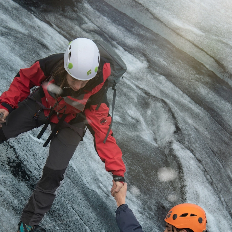 Climbers support to approach challenges