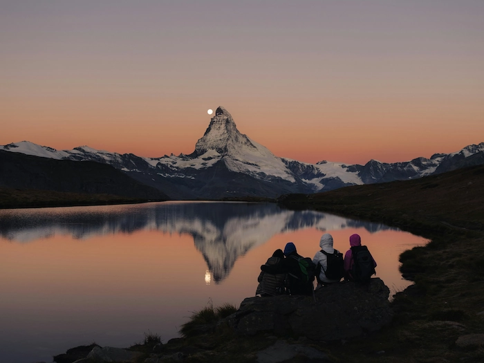 mount-cervino-valle-aosta-lake Travellers in Aosta Valley, with Mount Cervino landscape